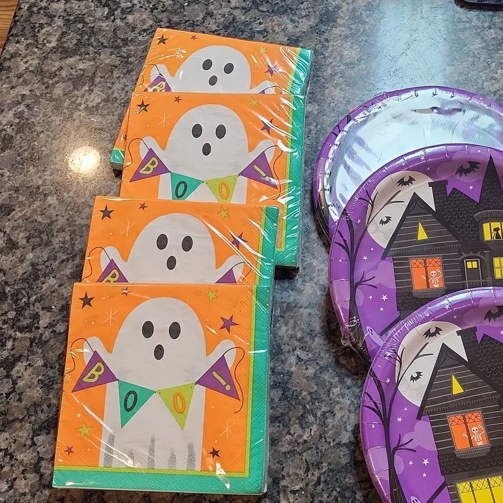 Lot of 14 Halloween plates and naplins new sealed as poctured